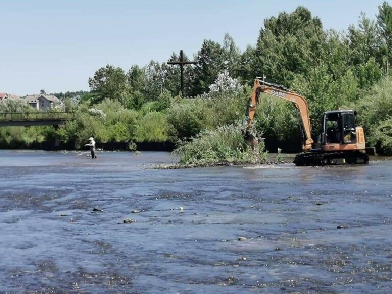Сигнал за незаконно почистване коритото на река Огоста в град Монтана