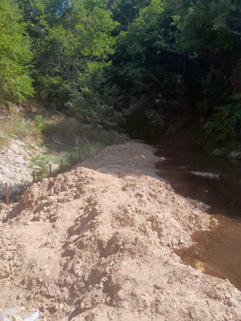 Искане до ДНСК и до „компетентните“ органи на МОСВ досежно незаконно изградена дига в коритото на река Сугаревска