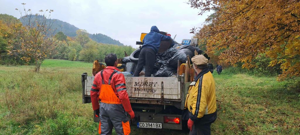 Почистване на река Искрецка, 18.10.2025 15 14 3
