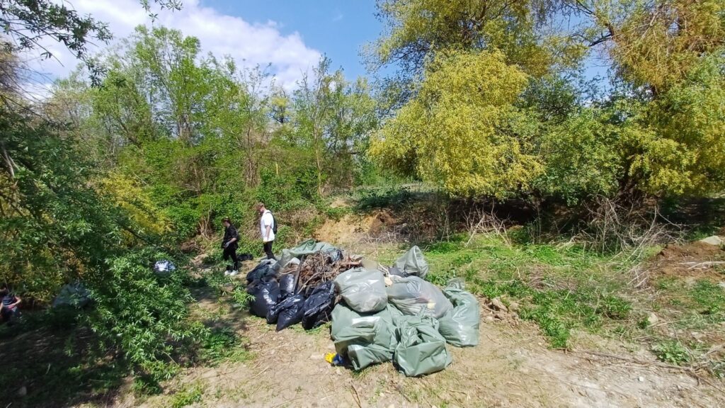 Почистване на река Искър под Панчаревското езеро 13.04.2024 16 20240413 134151